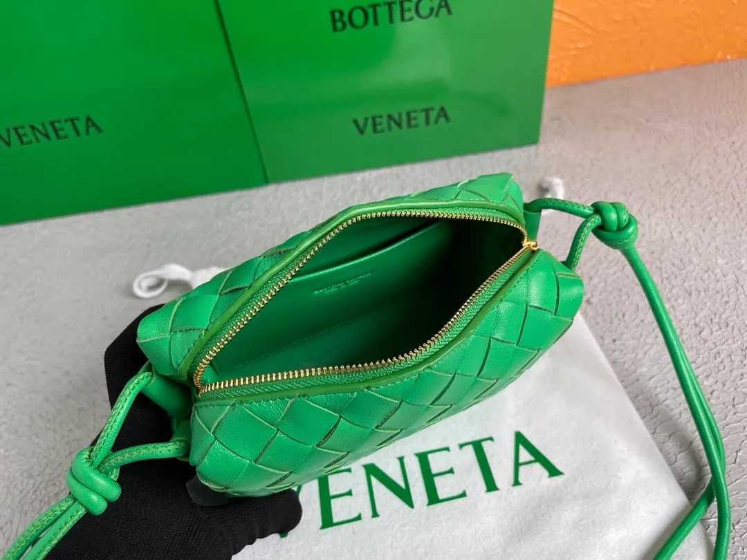 Batch 1120 BOTTEGA VENETA/Bottega 2021 new women's POUCH crossbody bag clutch, lntfecciato woven leather crossbody mini handbag, single internal open pocket, zipper closure, computer embroidered leather shoulder strap can be adjusted in length, model: 30308 Color: parrot green Origin: Italy Size: 17*12*8